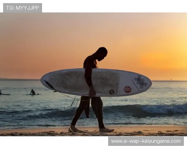 冲浪冠军赛后抱冲浪板睡觉成网红图